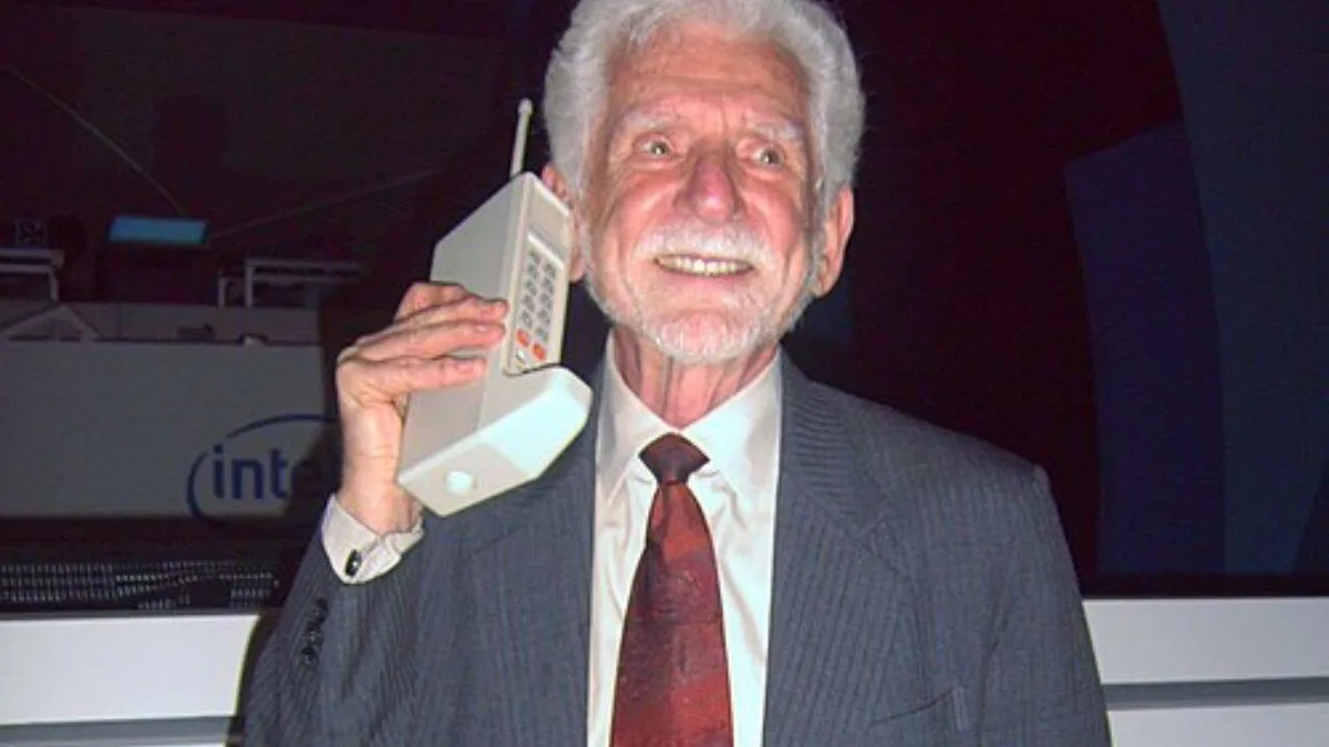 World's first mobile phone call: Cooper dials rival on New York City street