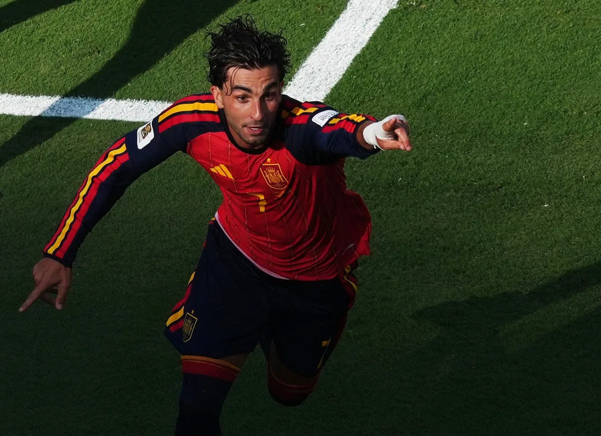Autor do gol que deu o bi à Espanha na Copa do Mundo não treina no Barcelona e se aproxima do PSG