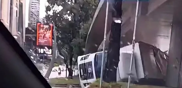 Caminhão tomba e interdita faixa de ônibus na avenida Eusébio Matoso, em SP