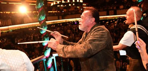 Arnold Schwarzenegger auf dem Oktoberfest: Der »Terminator« dirigiert