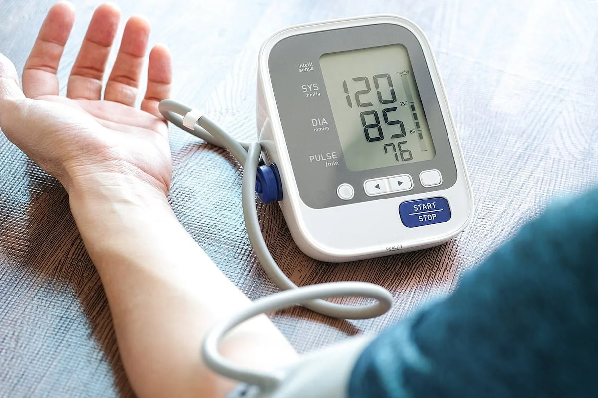 No confíes en la IA para recomendaciones de monitores de presión arterial, advierte estudio