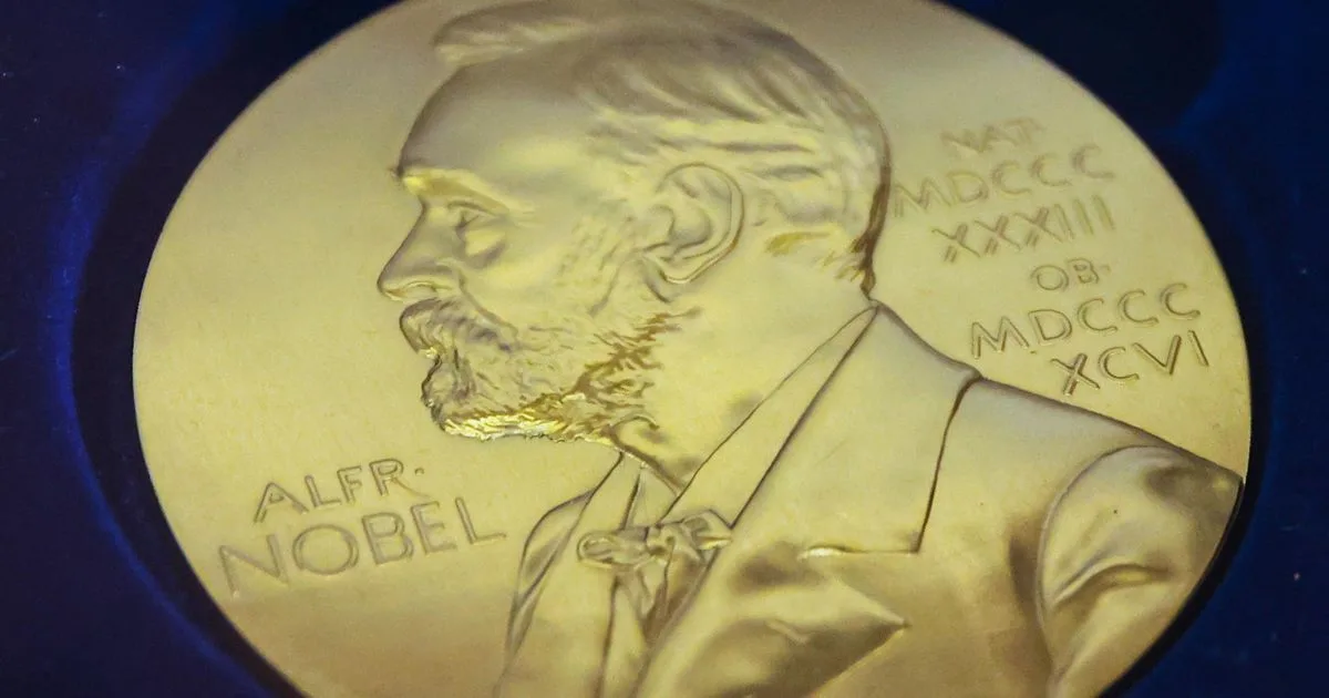 « Ce sont deux monuments de l’économie » (et c’est un prix Nobel qui le dit) : qui sont Robert Hall et Michael Woodford, les deux Américains récompensés par le Nobel 2026 ?