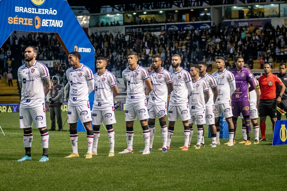 Ex-Vitória decide jogo e tira time da zona de rebaixamento da Série B