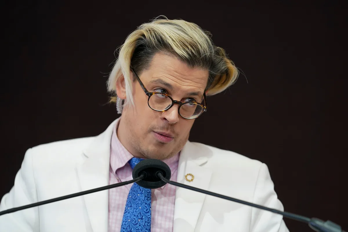 Milo Yiannopoulos, el provocador de extrema derecha y defensor de las deportaciones masivas, es detenido por el ICE
