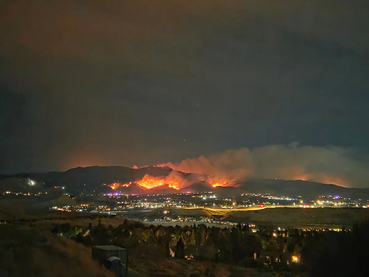 Un incendio forestal fuera de control en Nevada obliga a unas 90.000 personas a evacuar
