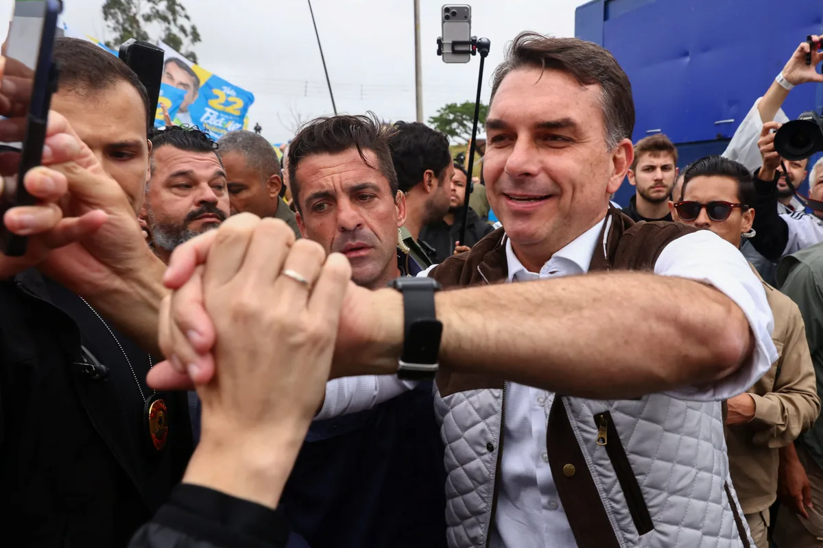 Flávio Bolsonaro suma más apoyos de la centroderecha y queda más cerca de la mayoría en el Congreso de Brasil