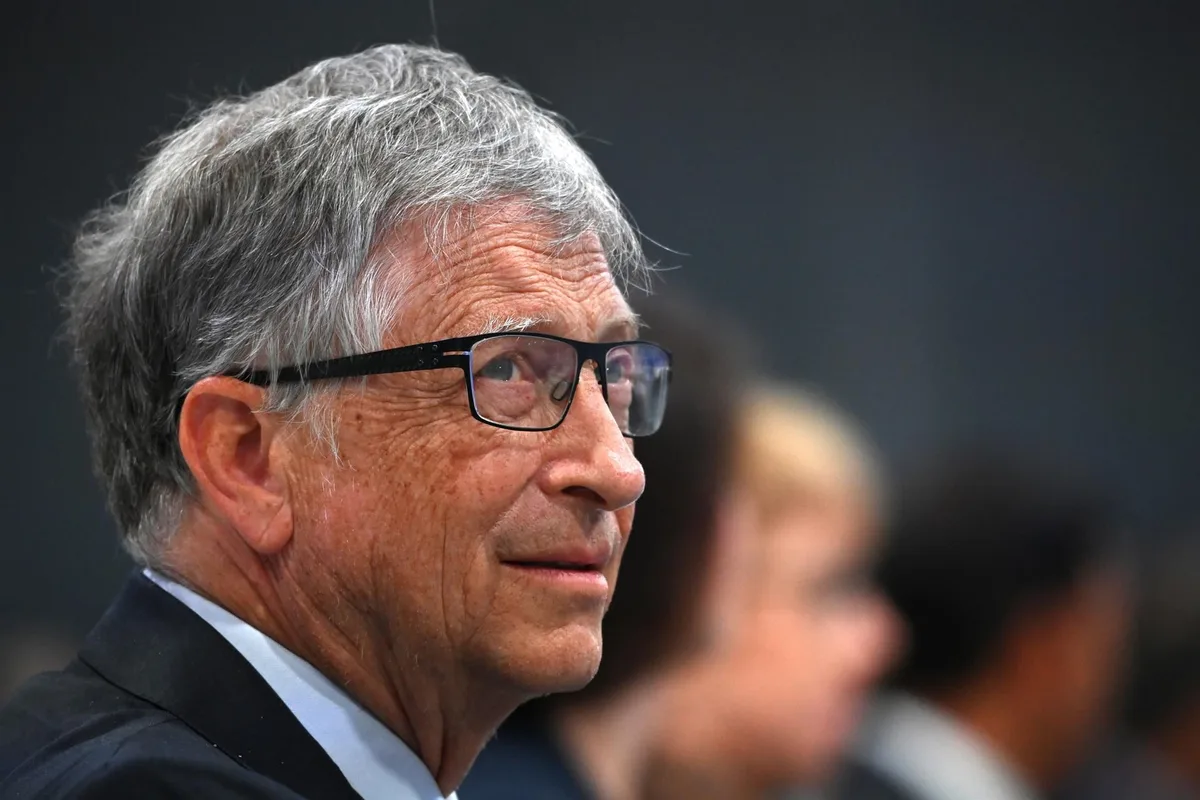 Bill Gates advierte que la IA jamás debería liderar sectores de educación, sanidad ni reemplazar jurados