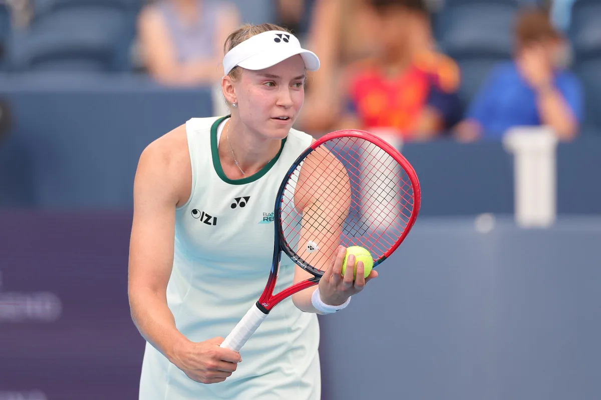 Rybakina confirma reencontro com Iga nas quartas, Anisimova elimina Noskova