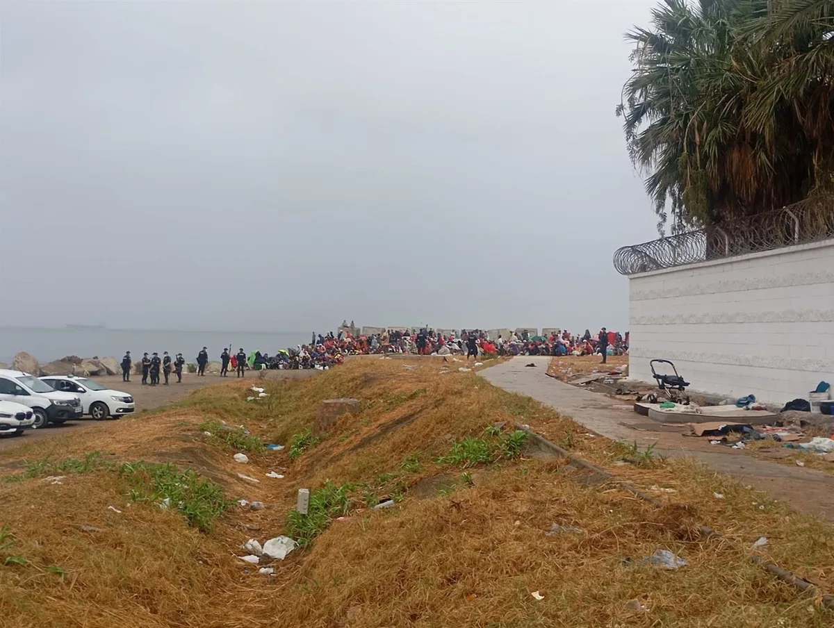 La Policía escolta a los servicios de limpieza en la playa El Trampolín de Ceuta, donde volvieron cientos de inmigrantes