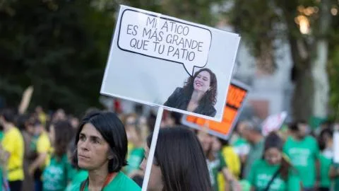 Las clases se trasladan a la calle en la huelga educativa contra Ayuso: "Queremos que nuestros hijos aprendan a reivindicar"