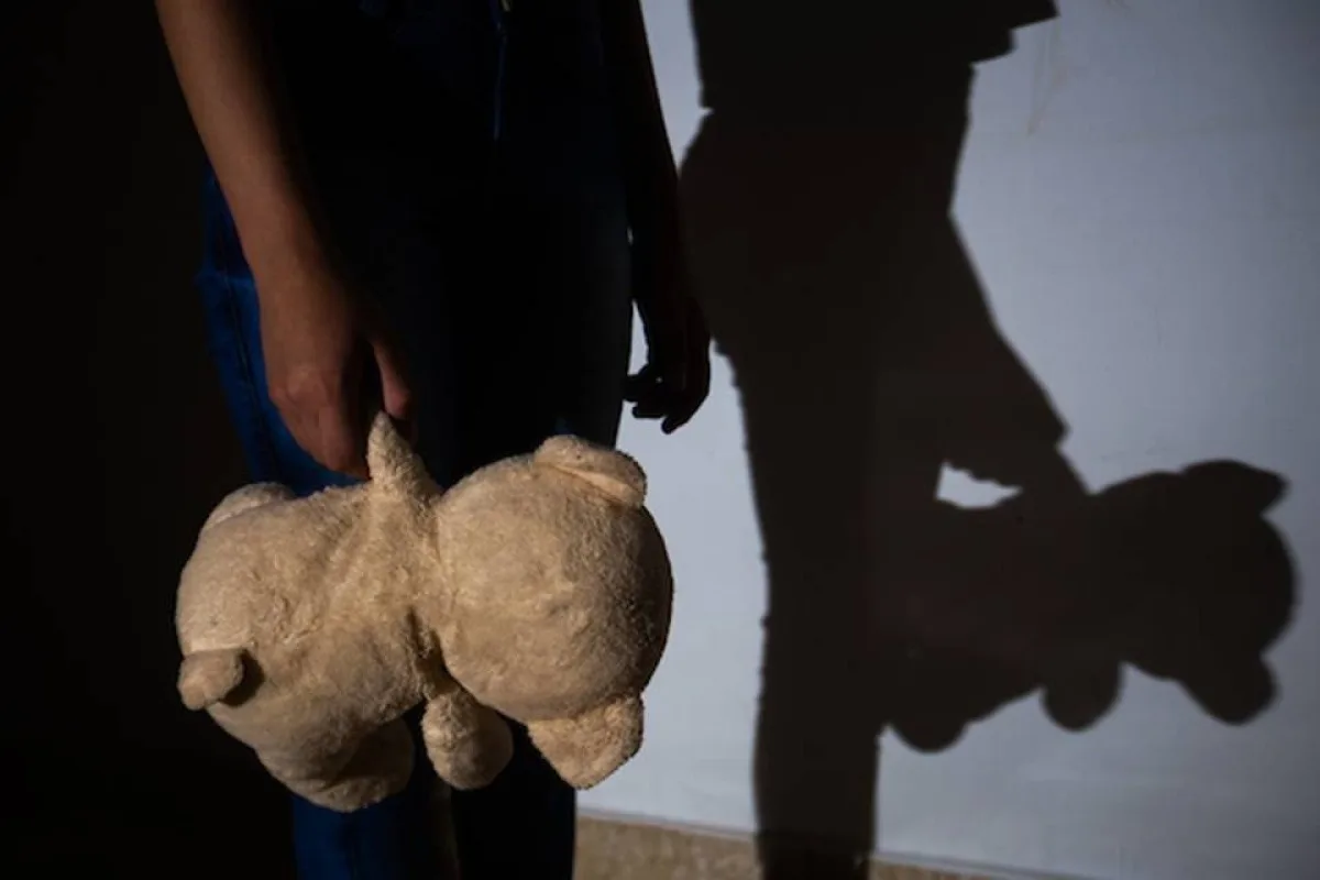 Padrasto ataca criança de 6 anos com golpe de enxada na cabeça