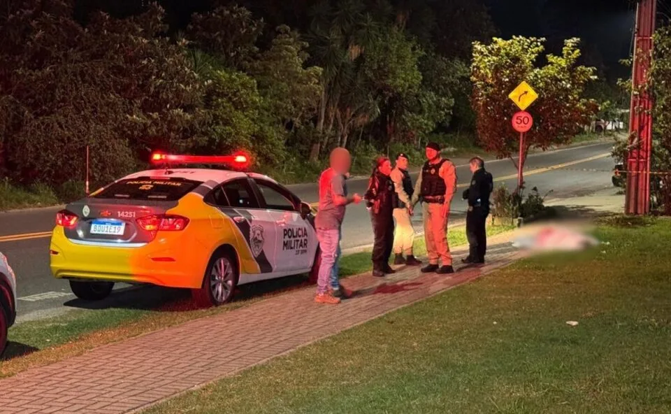Homem é assassinado com facada no peito na Cidade Industrial de Curitiba e briga horas antes do crime é investigada
