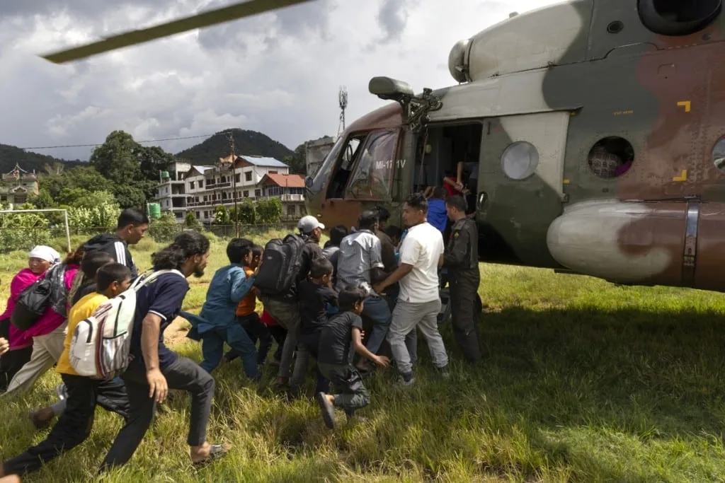 Nepal: casi 600 muertos, 2.500 desaparecidos y China retoma labores de rescate