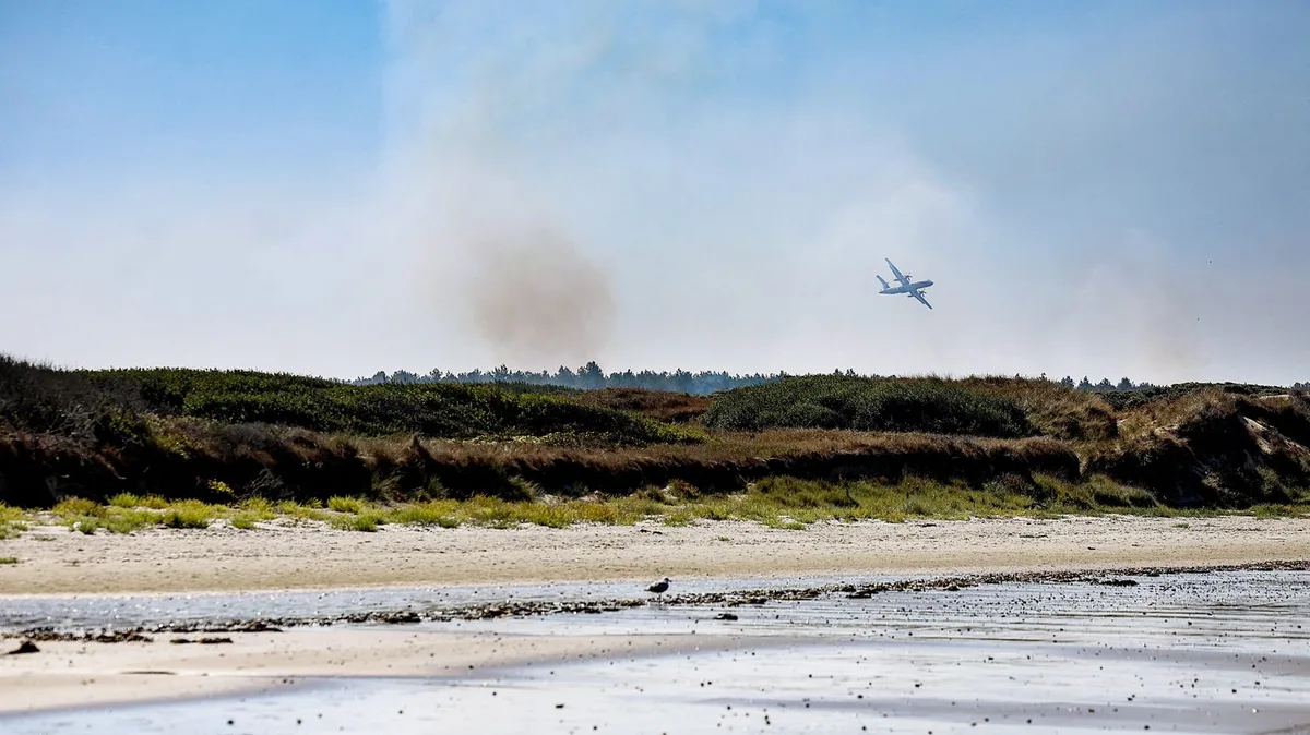 Trois pompiers légèrement blessés dans les incendies dans le Pas-de-Calais, 2 000 campeurs évacués en Loire-Atlantique
