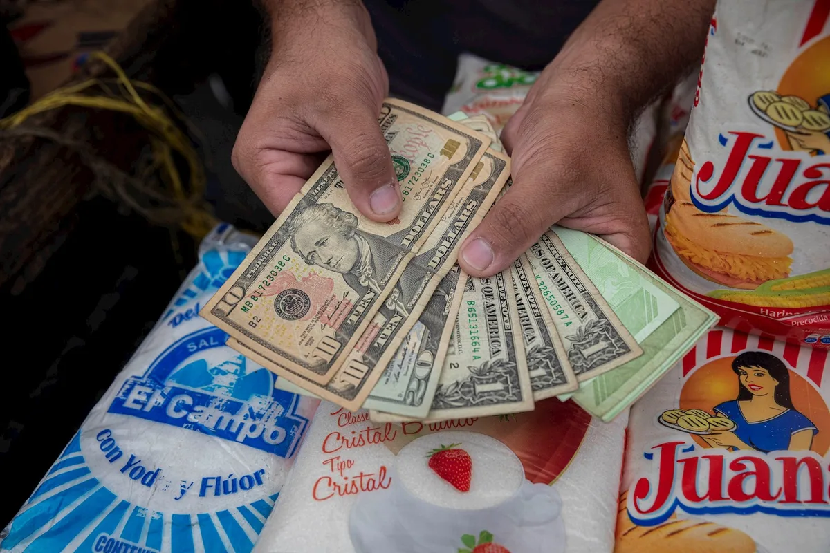 Delcy Rodríguez rechaza la dolarización y prioriza la recuperación del bolívar