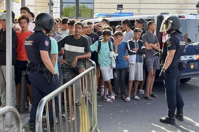 El Gobierno compagina la acogida de los menores con la agilización de las expulsiones para resolver la crisis de Ceuta