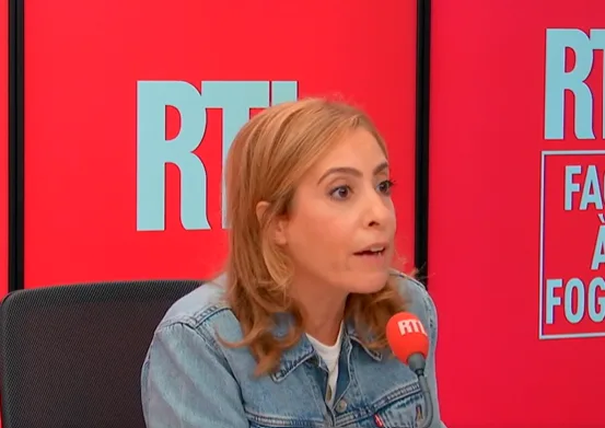 Léa Salamé évoque un « compromis » avec Raphaël Glucksmann autour de son retrait du « 20 heures »