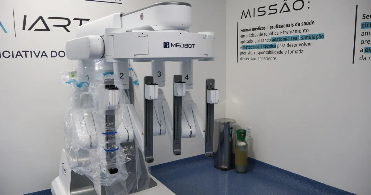 Cirurgia robótica conecta Chile e Goiás em procedimento realizado a 3 mil km de distância