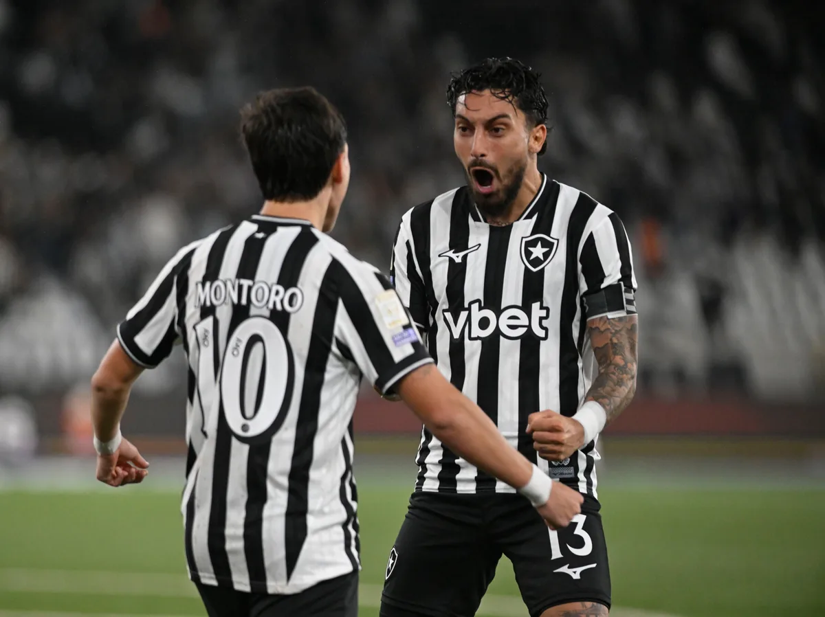 Alex Telles celebra chegada de Tite ao Botafogo: "Cara de peso, vencedor"