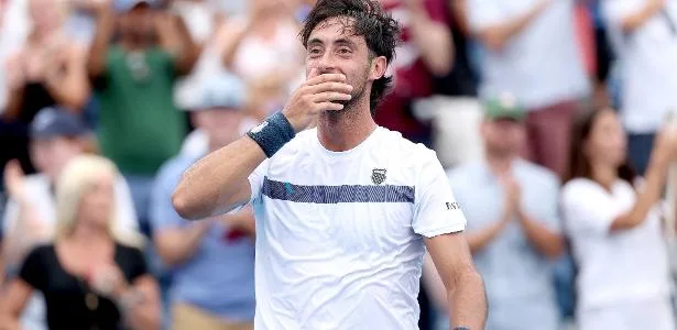 Tenista se emociona após eliminar Djokovic no Masters 1000 de Cincinnati
