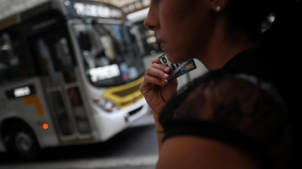 Mulheres brasileiras são maioria entre as ‘mulas’ do tráfico presas na França, diz relatório