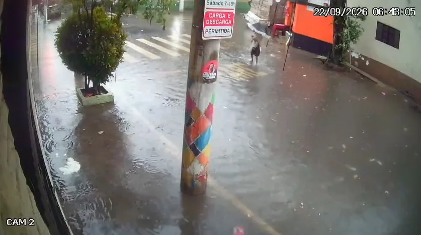 SP amanhece sob chuva, com alagamentos e voos desviados; marquise cai sobre duas pessoas na Faria Lima