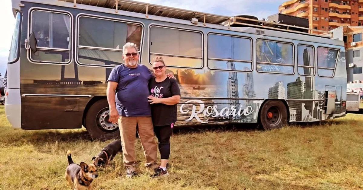 Se jubilaron, transformaron un colectivo en motorhome y viajan por la Argentina: «Ahora elegimos el patio y los vecinos»