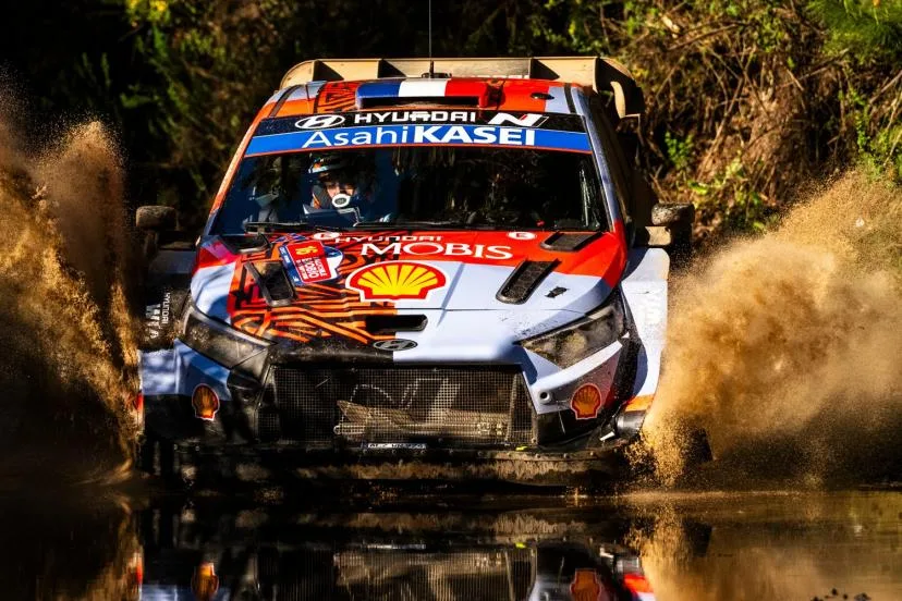 Adrien Fourmaux et Sébastien Ogier à la bagarre pour le podium provisoire, Thierry Neuville à la faute