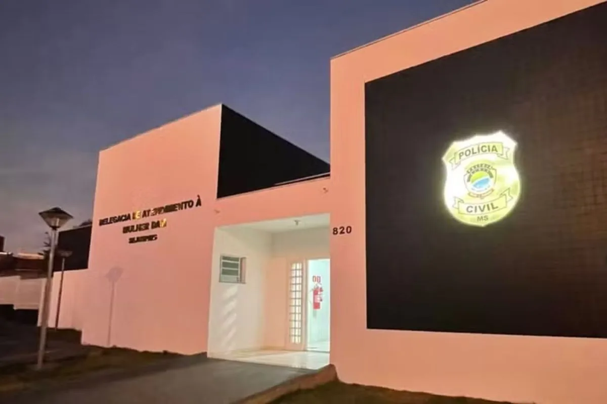 Homem é preso por atrair adolescente com doces e dar celular escondido para cometer abuso em MS