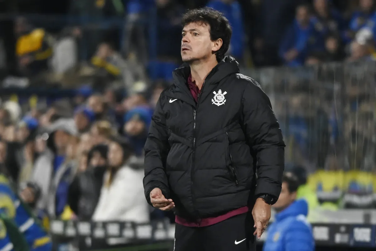 Diniz lamenta saída de Memphis do Corinthians: “Triste e decepcionado”