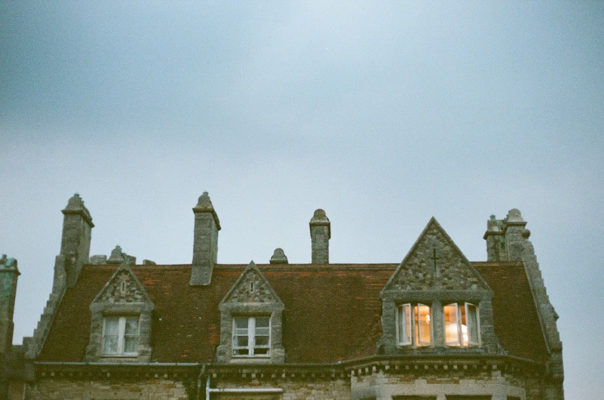 « JE » de Lilia Hassaine : Charlotte Brontë revisitée après #MeToo