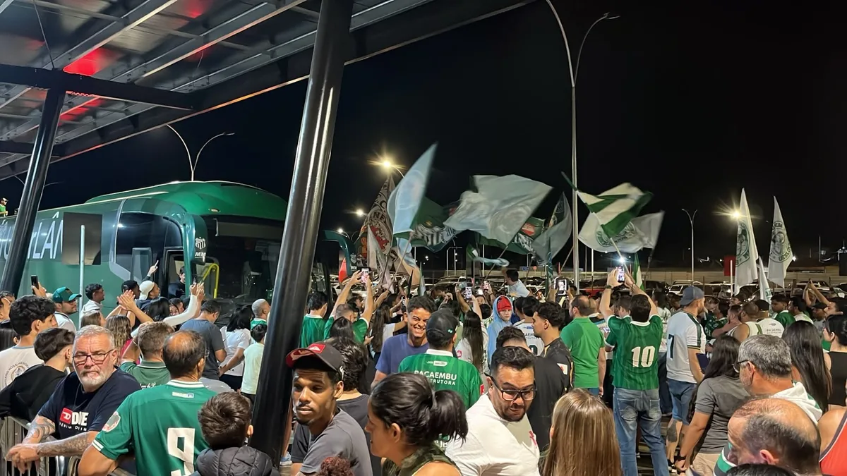 Após conquistar acesso, Uberlândia é recebido com festa pela torcida no aeroporto