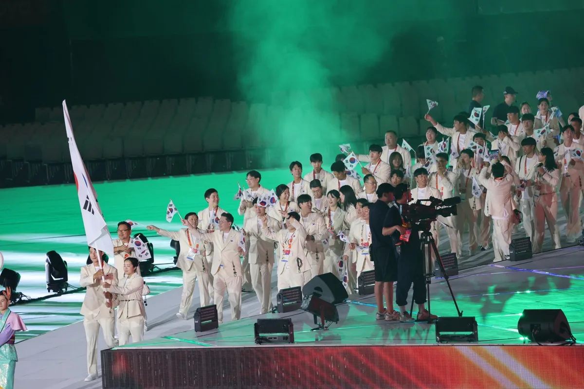 김동용·신유빈 앞세운 한국, 밝은 미소로 개회식 16번째 입장