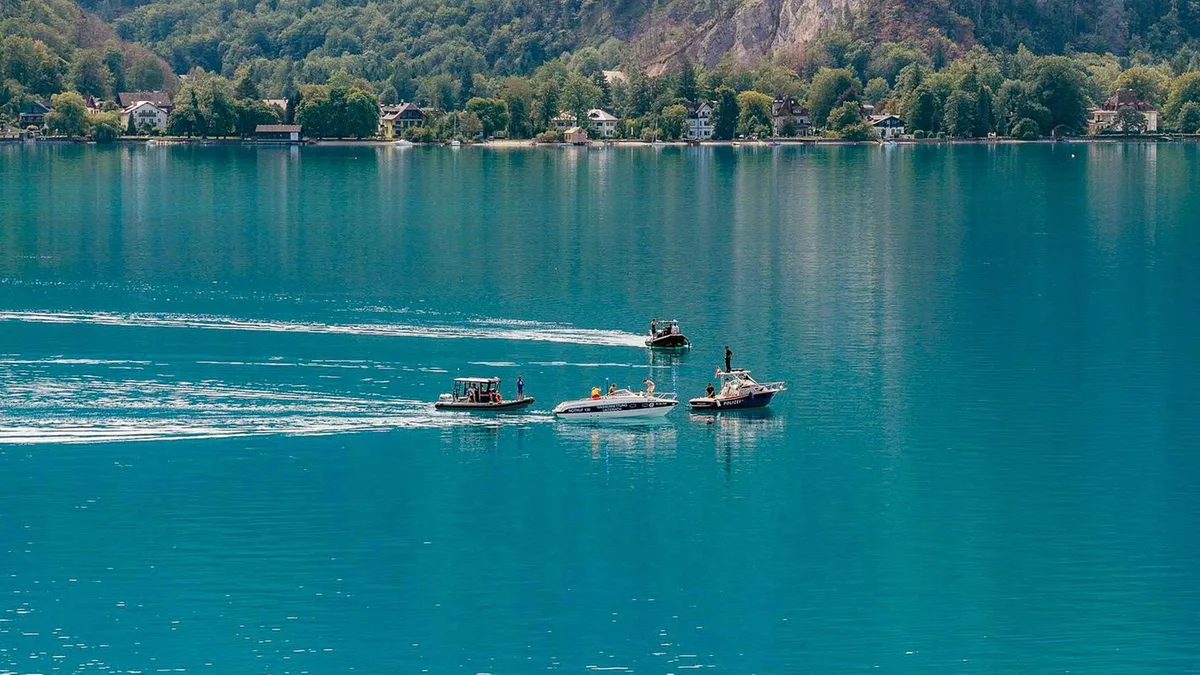 Suchaktion: Kleinflugzeug stürzt in Attersee – Wrack in 160 Meter Tiefe