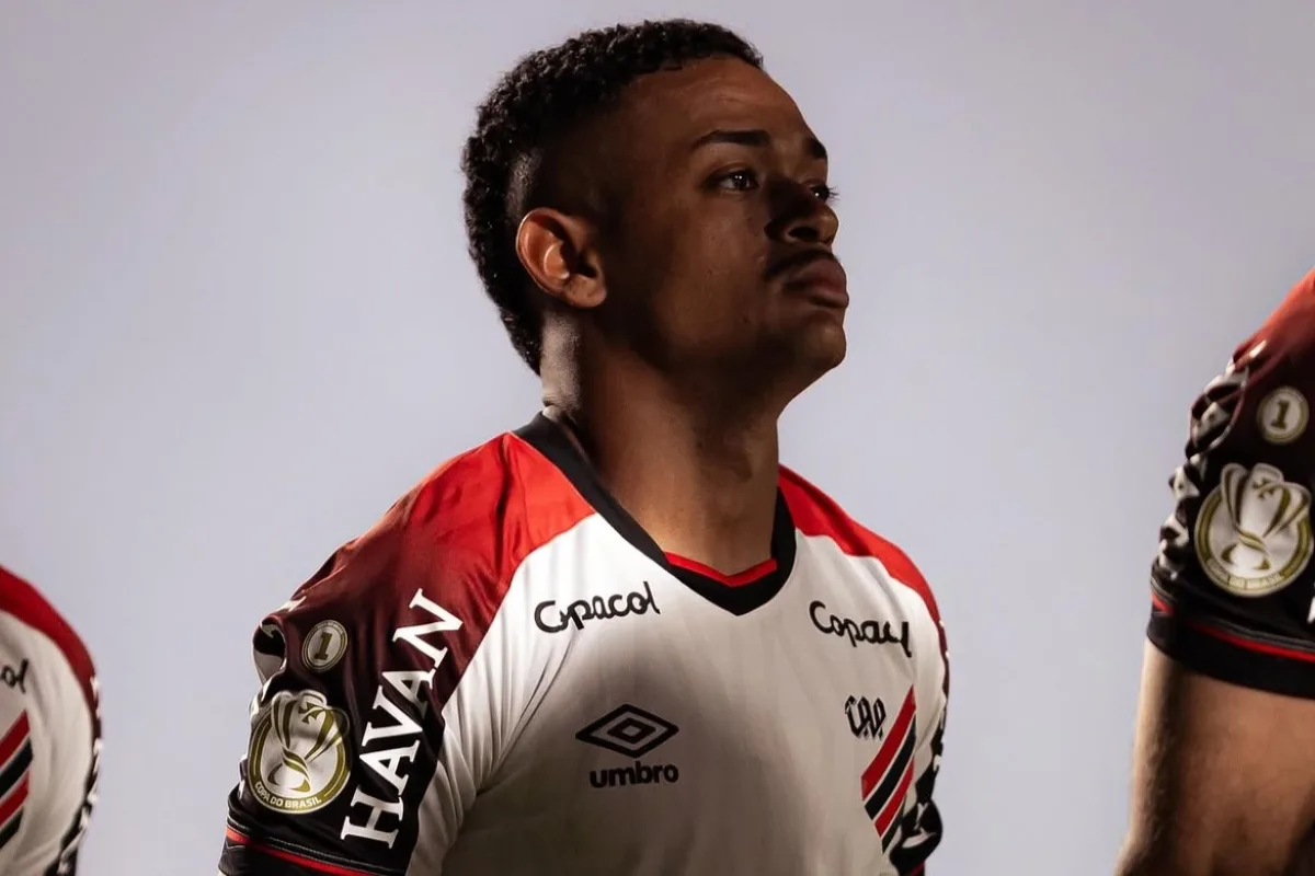 Athletico-PR não comentará condenação de Léo Derik por estupro