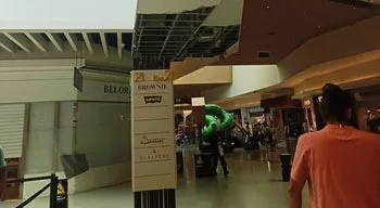 Mau tempo. Desaba parte do teto de um centro comercial em Oeiras
