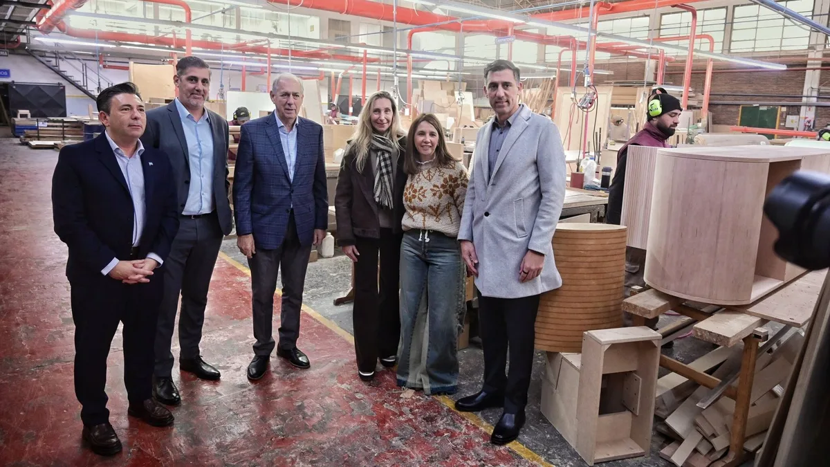 Karina Milei encabezó una recorrida de La Libertad Avanza en CABA: visitó una fábrica de muebles en Villa Lugano con Pilar Ramírez