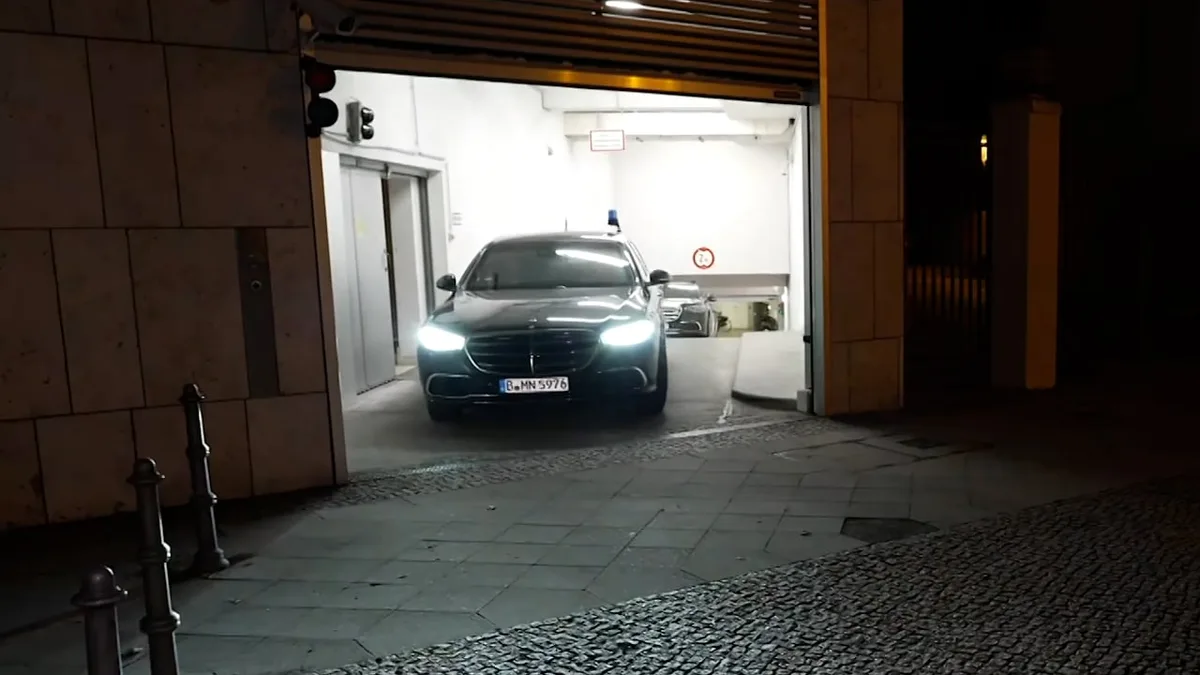 Nach schwierigem Wahlabend - Merz verlässt CDU-Zentrale durch die Tiefgarage