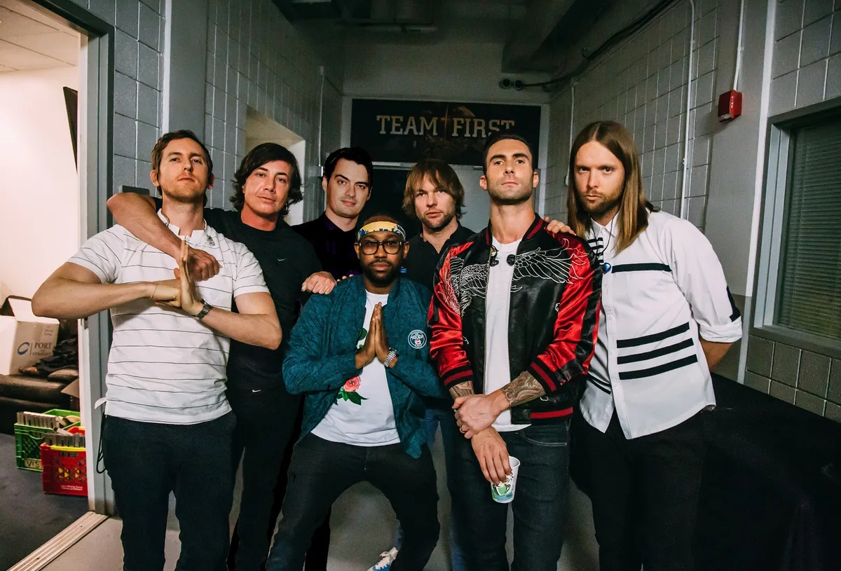 Pó de café e toalhas pretas estão na lista de exigências de Maroon 5 para 1º show da turnê no Brasil; confira