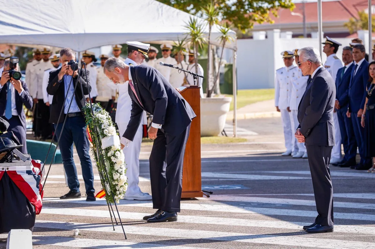 Felipe VI realiza una ofrenda floral en la Base de Rota a las víctimas de los ataques terroristas del 11-S