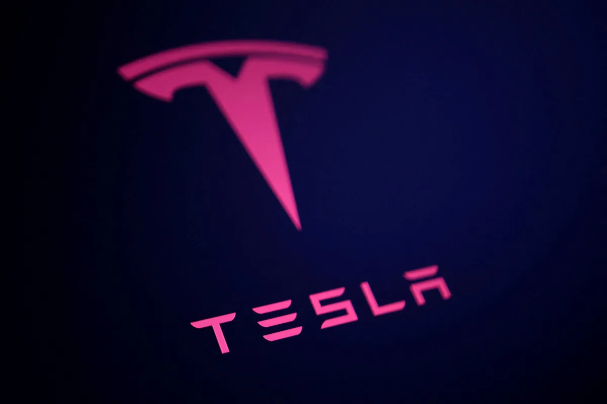 Tesla enfrenta dudas sobre su robotaxi sin volante ni pedales: sus acciones caen