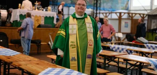 Oktoberfest: Wie Seelsorger Sascha Ellinghaus Schausteller auf der Wiesn begleitet
