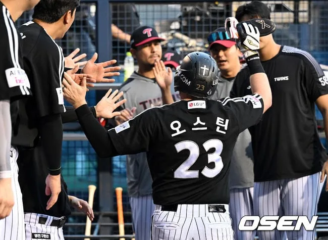 [사진]1회부터 득점 환호하는 LG