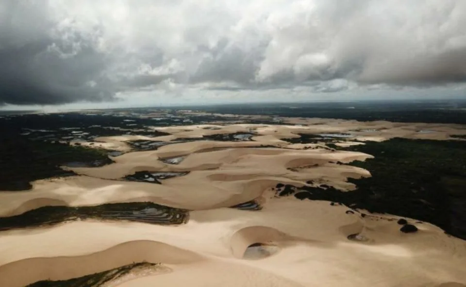 Cidade brasileira com menos de 9 mil habitantes enfrenta um problema: areia avança sobre as casas e ameaça moradores