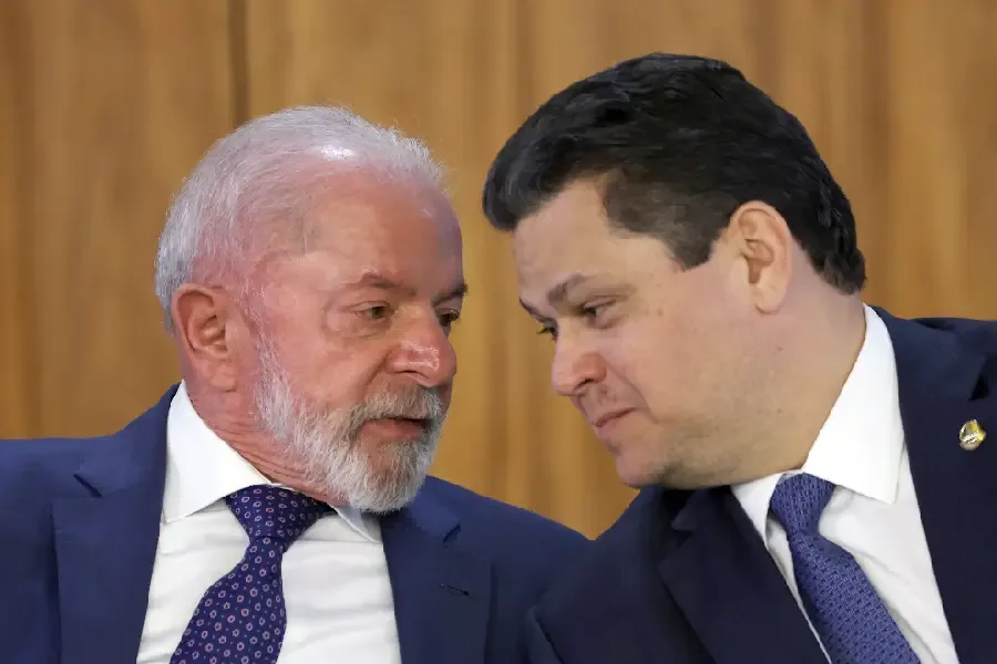 Alcolumbre se reúne com Lula no Palácio da Alvorada para discutir prioridades do governo no Senado