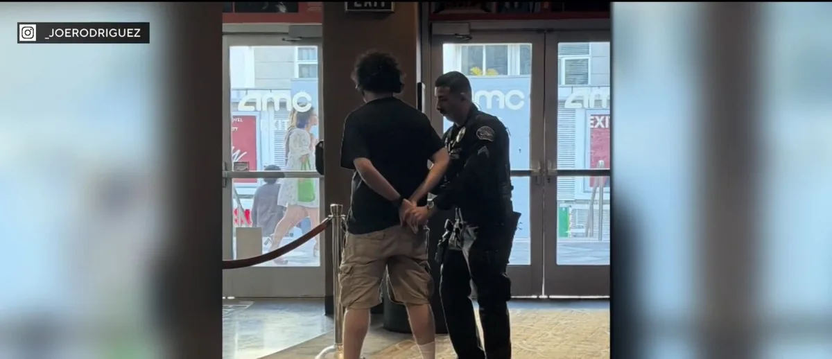 Detuvieron a un hombre acusado de rociar gas pimienta en un cine de California