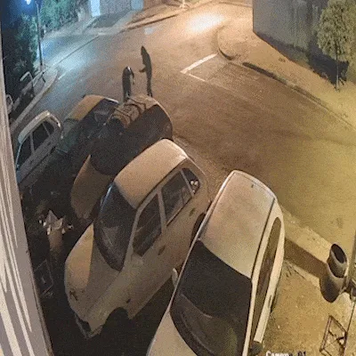 Dupla encapuzada joga coquetéis molotov em carros de oficina em Maracaju