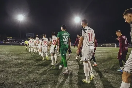 Torcedores invadem campo e agridem jogadores do próprio time no Uruguai