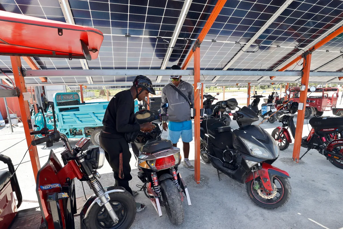 “Solineras” la alternativa comunitaria de una pareja cubana ante la crisis energética de la isla