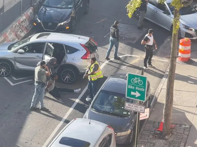 À New York, l’ICE blesse le conducteur d’une voiture avec un enfant à l’arrière